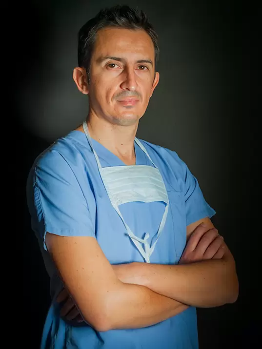 Il Dott. Alessio Biazzo ortopedico specialista in protesi mininvasiva del ginocchio e dell'anca opera con tecnica mininvasiva robot e computer-assistita